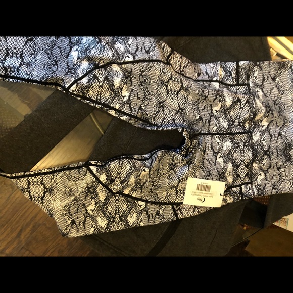 NWT ZYIA Cobra Metallic Light and Tight Capris - Picture 2 of 3